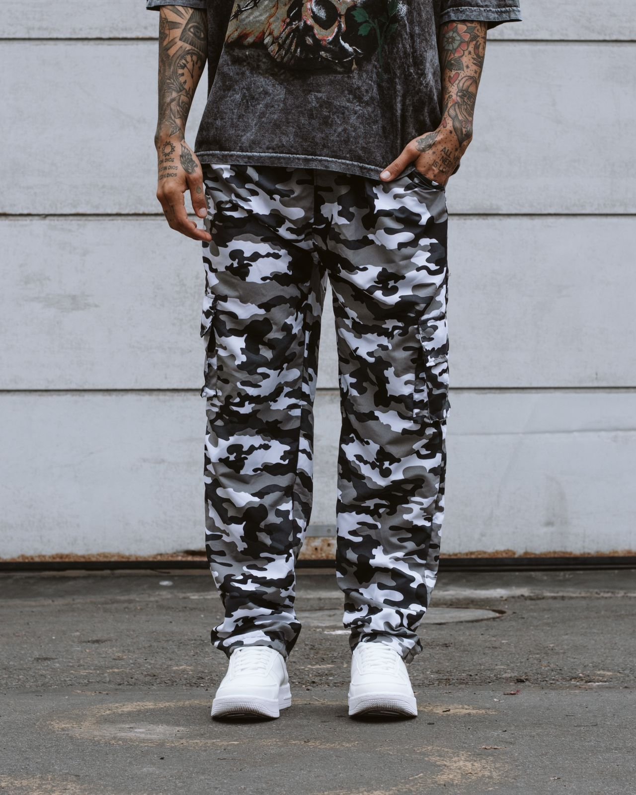 jogger blanco y negro oversize para hombre