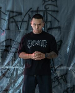 polo negro oversize para hombre